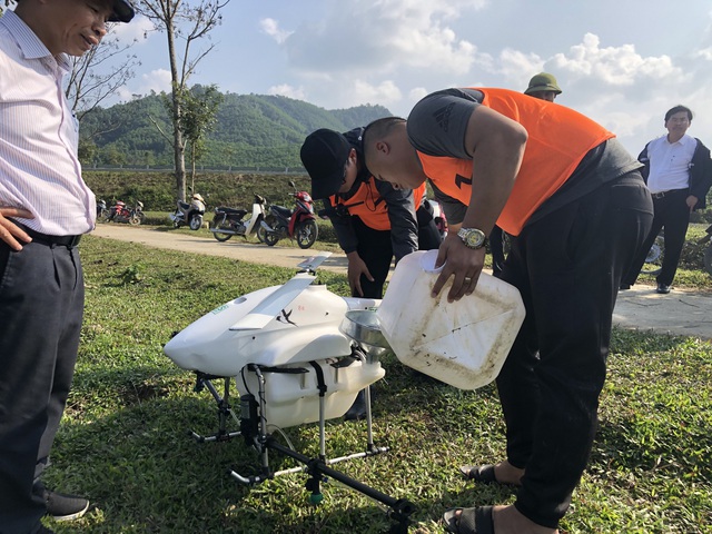 Đã mắt xem trình diễn phun thuốc trừ sâu bằng máy bay không người lái tại Hà Tĩnh - Ảnh 4.