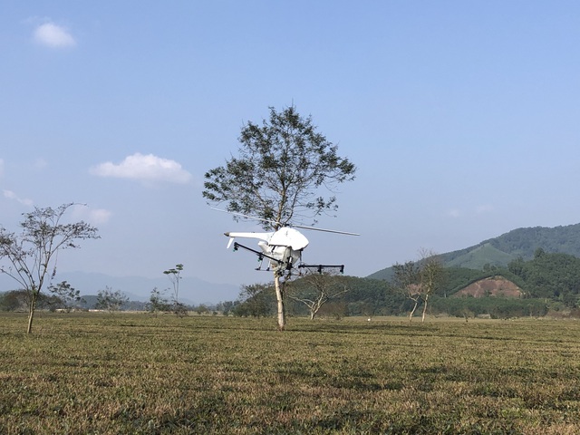 Đã mắt xem trình diễn phun thuốc trừ sâu bằng máy bay không người lái tại Hà Tĩnh - Ảnh 8.