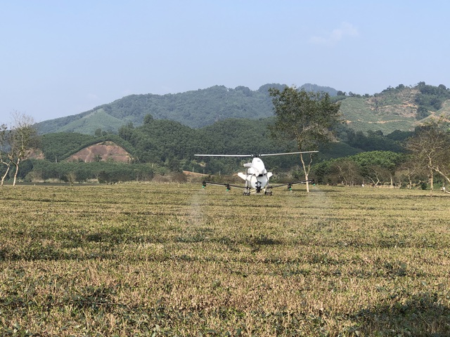 Đã mắt xem trình diễn phun thuốc trừ sâu bằng máy bay không người lái tại Hà Tĩnh - Ảnh 9.