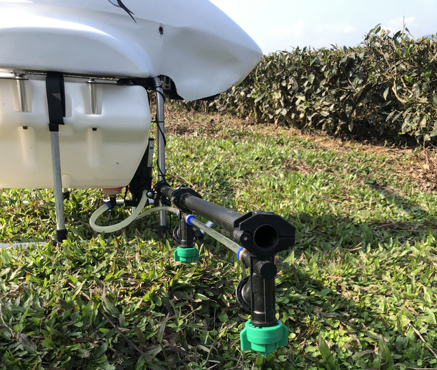 Đã mắt xem trình diễn phun thuốc trừ sâu bằng máy bay không người lái tại Hà Tĩnh - Ảnh 1.