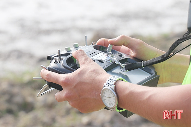 Trình diễn phun thuốc trừ cỏ lúa bằng máy bay không người lái tại Thạch Hà