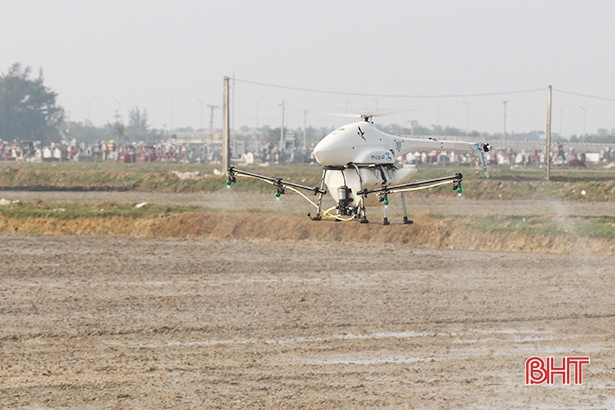 Trình diễn phun thuốc trừ cỏ lúa bằng máy bay không người lái tại Thạch Hà