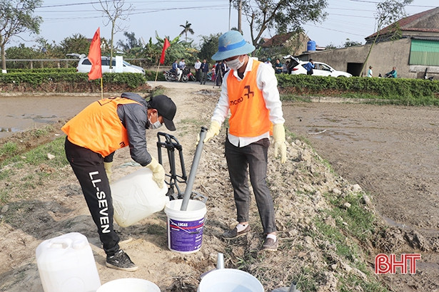 Trình diễn phun thuốc trừ cỏ lúa bằng máy bay không người lái tại Thạch Hà